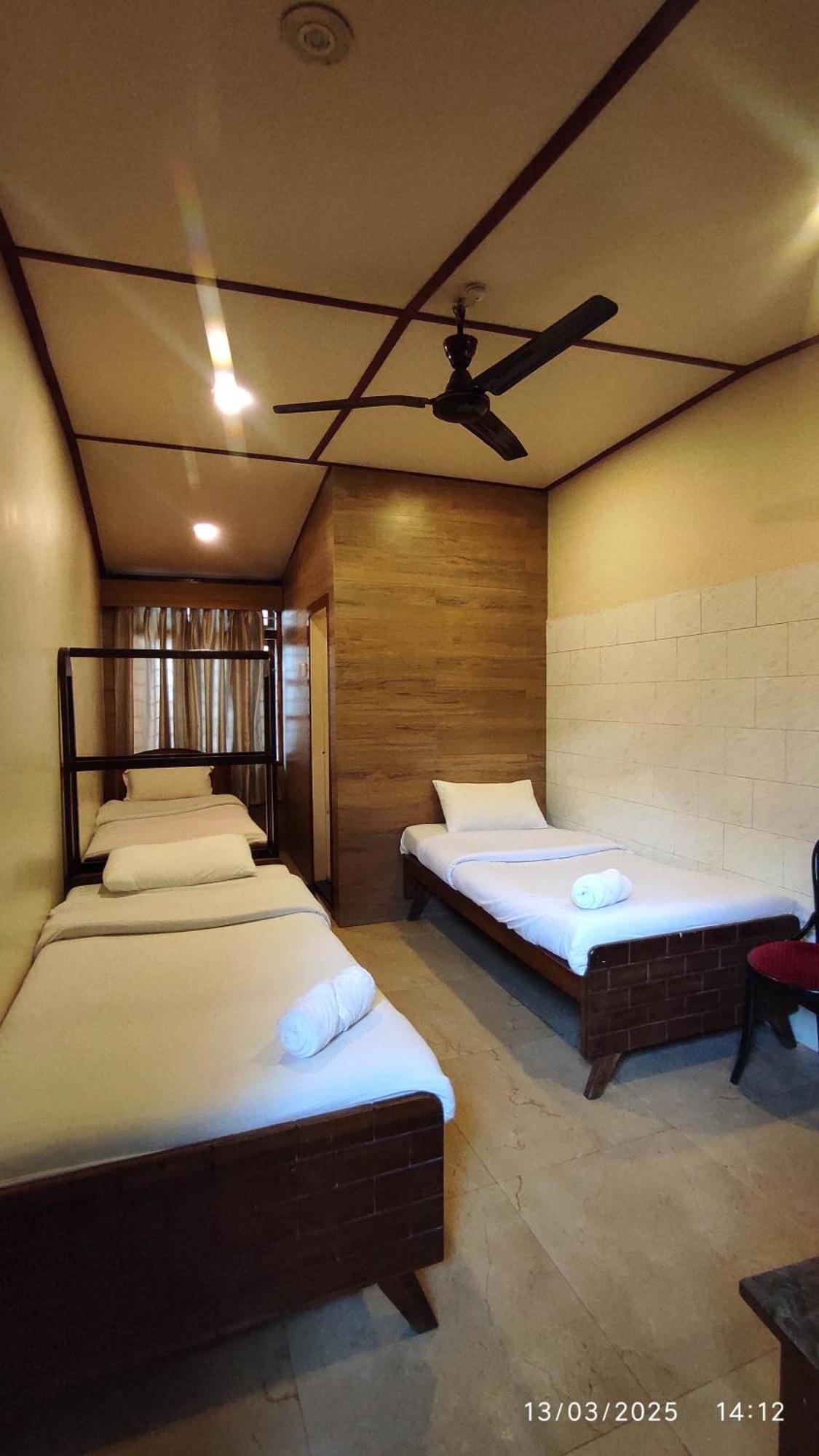 Baba Tourist Lodge Shillong Esterno foto