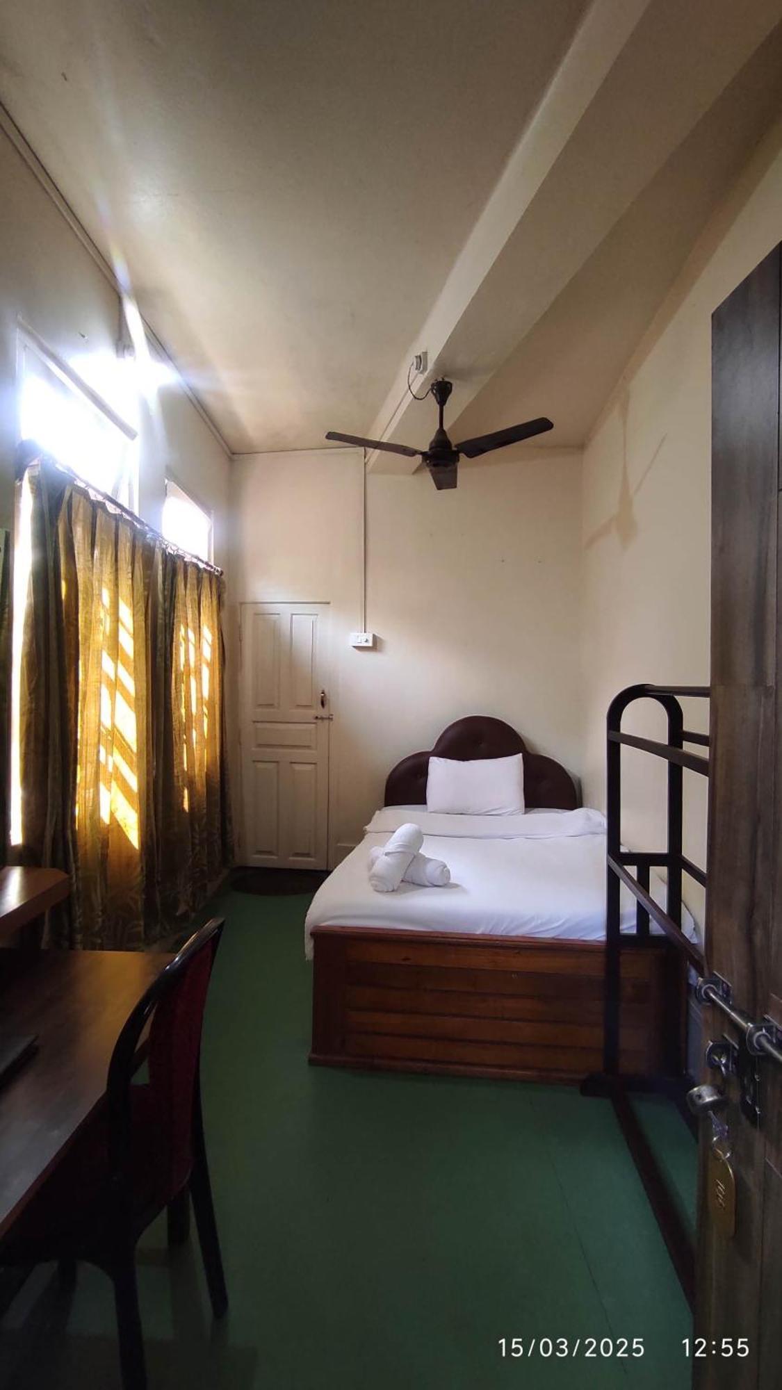 Baba Tourist Lodge Shillong Esterno foto